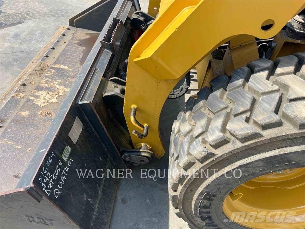 CAT 242D لوادر انزلاقية التوجيه