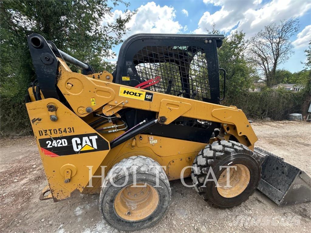 CAT 242D لوادر انزلاقية التوجيه