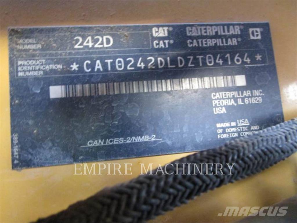 CAT 242D لوادر انزلاقية التوجيه