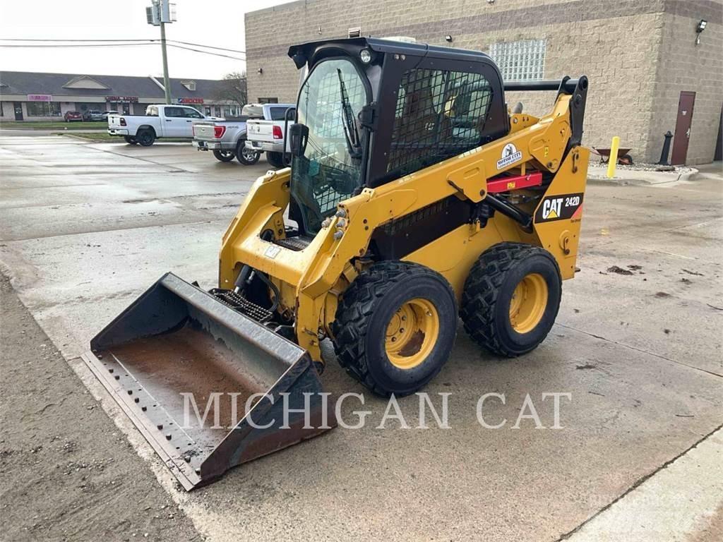 CAT 242D A2Q لوادر انزلاقية التوجيه