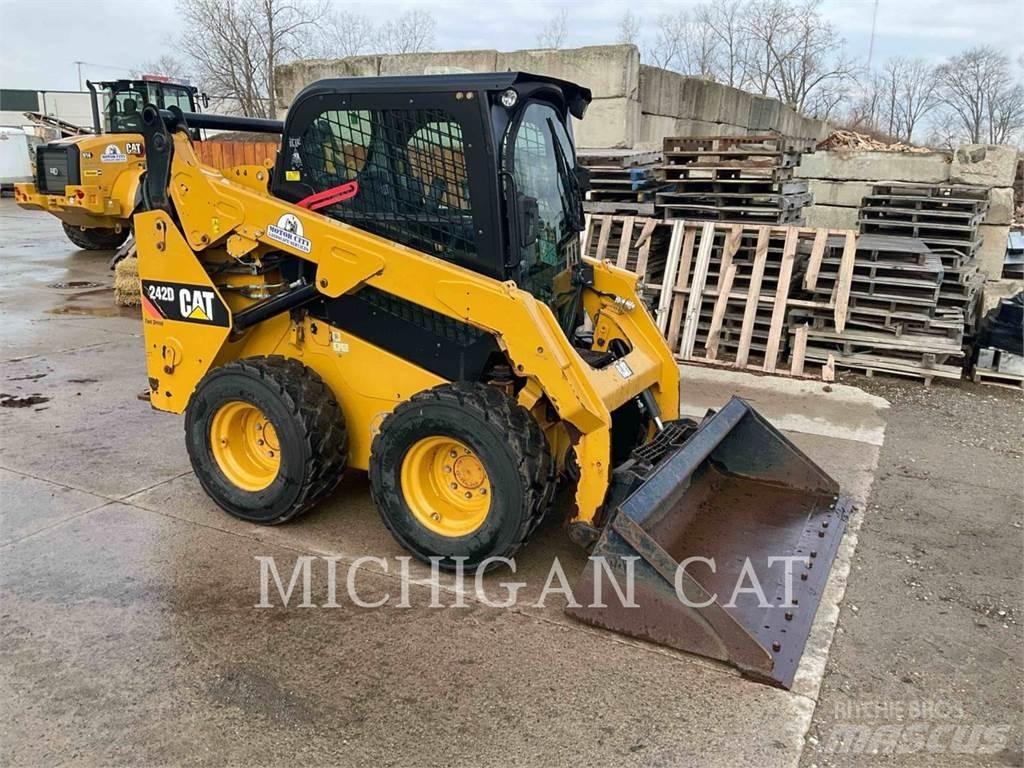 CAT 242D A2Q لوادر انزلاقية التوجيه