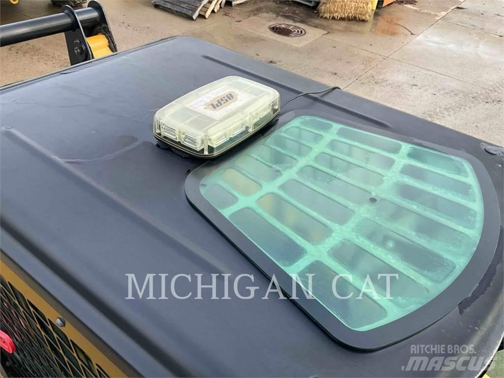 CAT 242D A2Q لوادر انزلاقية التوجيه
