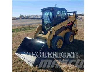 CAT 242D3 لوادر انزلاقية التوجيه