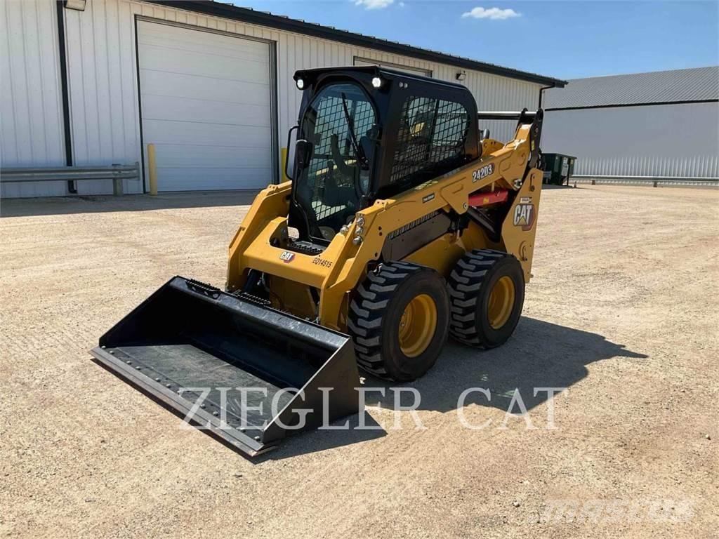 CAT 242D3 لوادر انزلاقية التوجيه