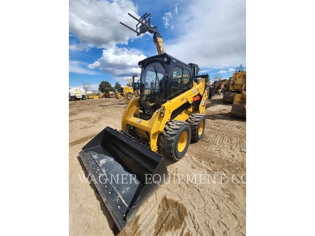 CAT 242D3 لوادر انزلاقية التوجيه