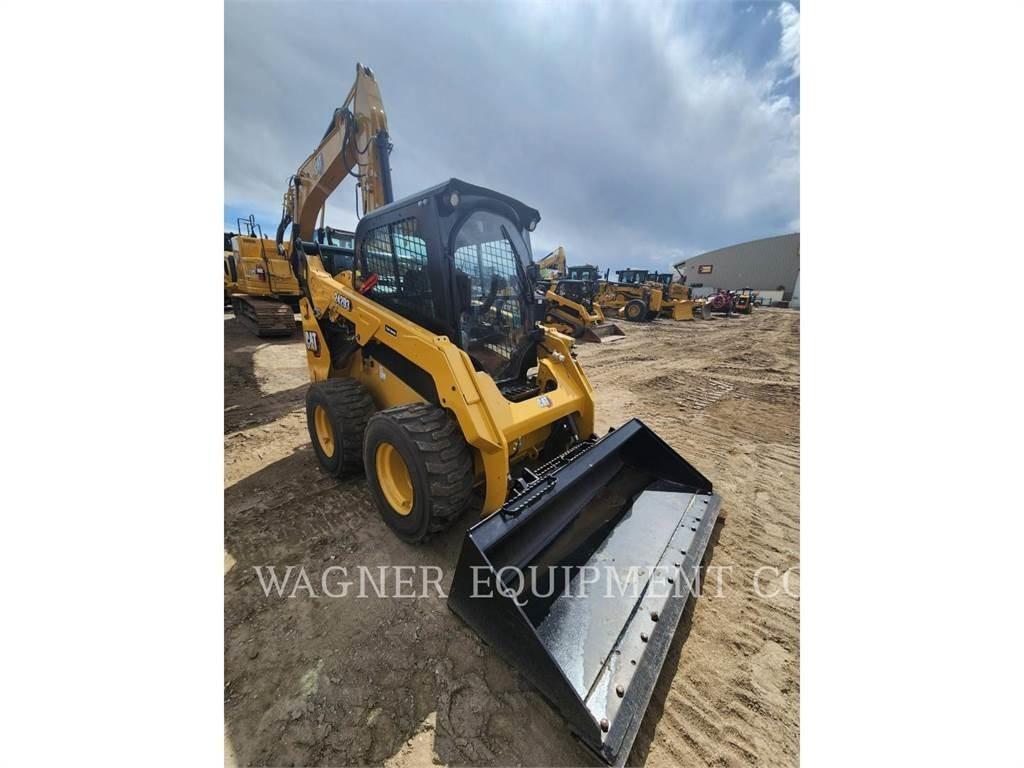 CAT 242D3 لوادر انزلاقية التوجيه