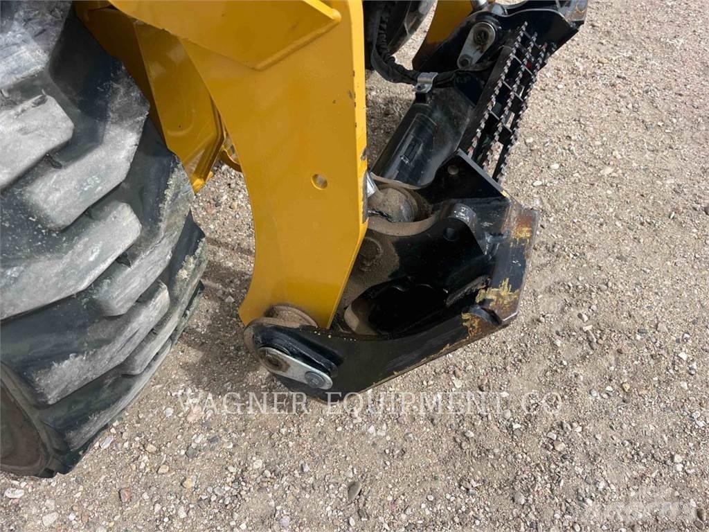 CAT 242D3 لوادر انزلاقية التوجيه