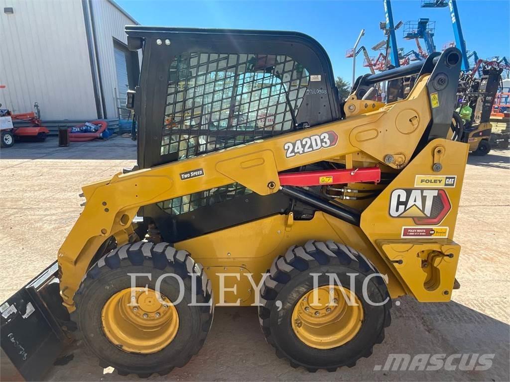 CAT 242D3 لوادر انزلاقية التوجيه