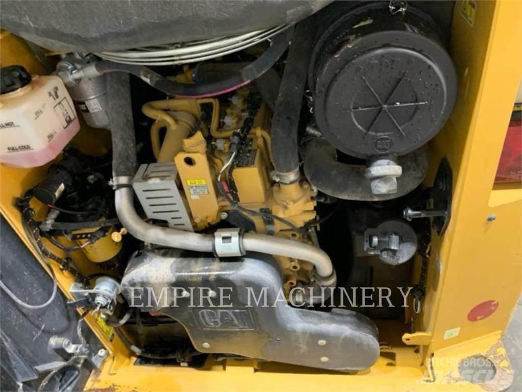 CAT 242D3 لوادر انزلاقية التوجيه
