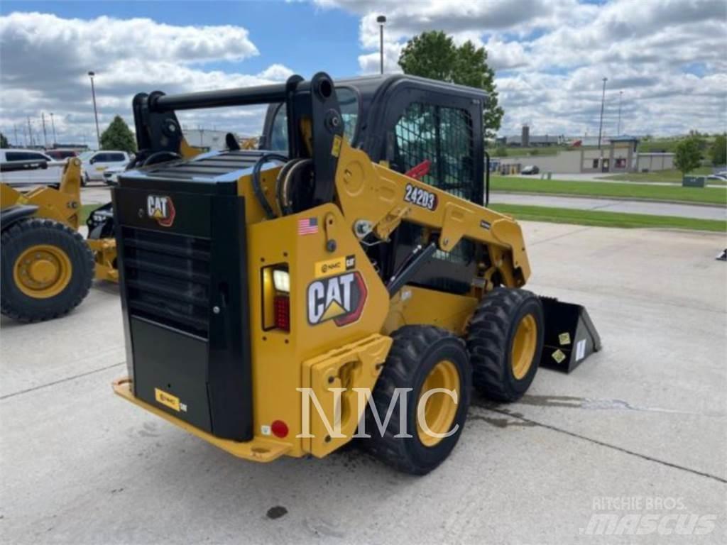 CAT 242D3 لوادر انزلاقية التوجيه