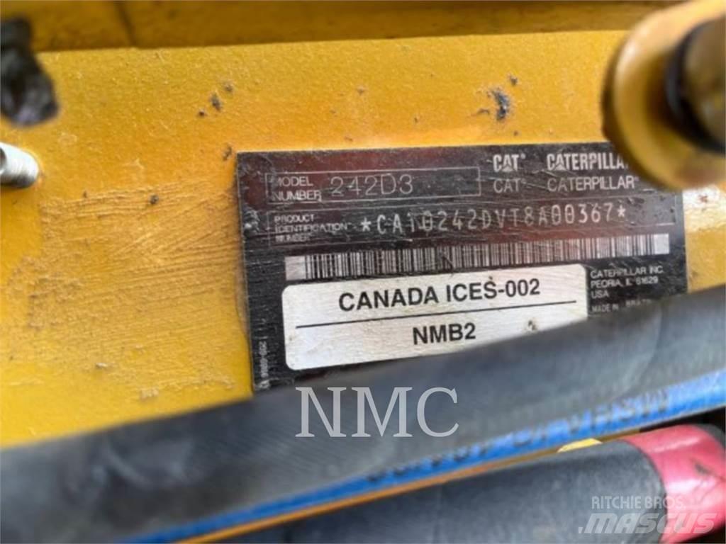 CAT 242D3 لوادر انزلاقية التوجيه