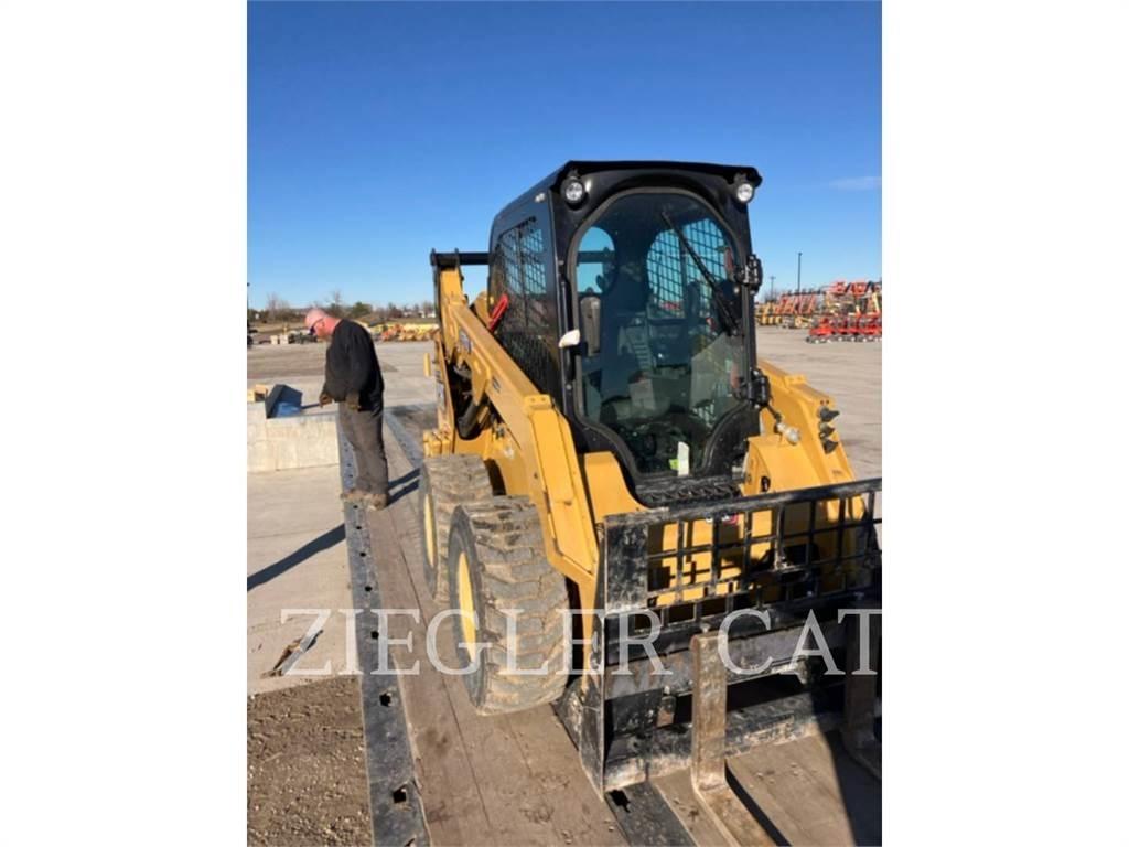 CAT 242D3 لوادر انزلاقية التوجيه