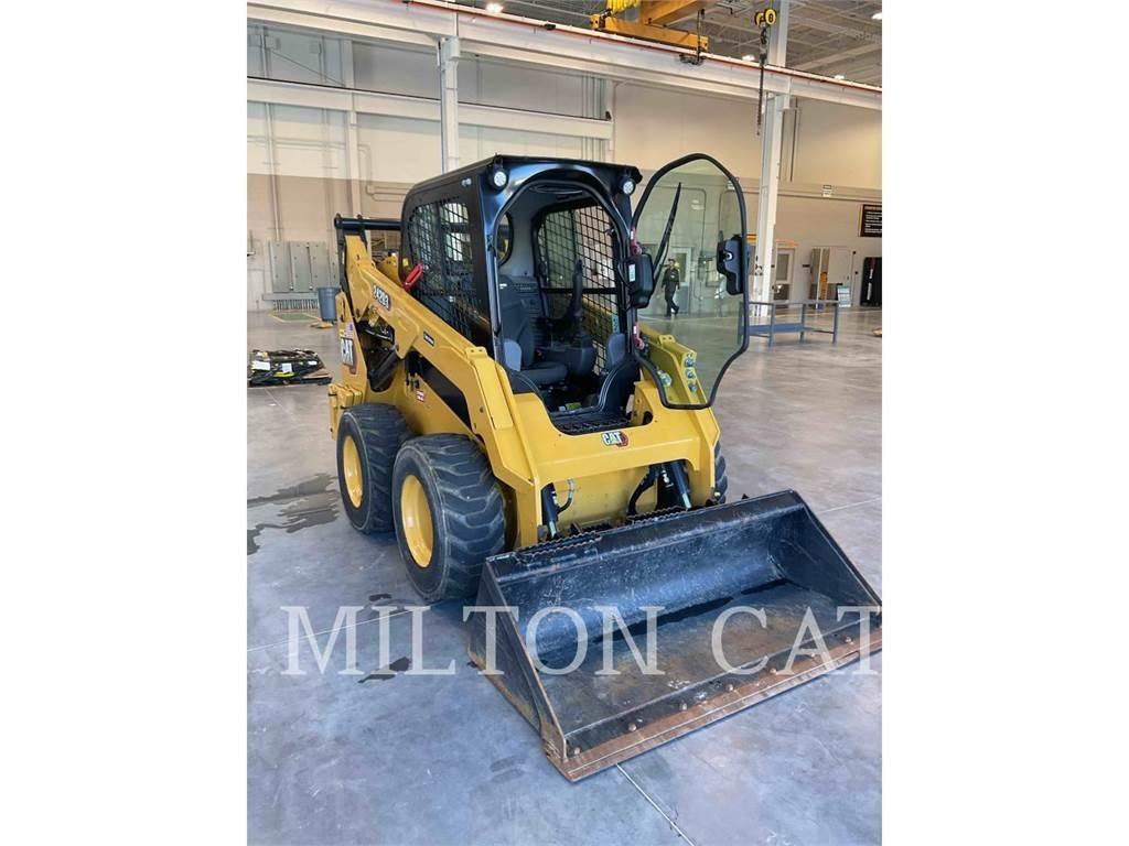 CAT 242D3 لوادر انزلاقية التوجيه