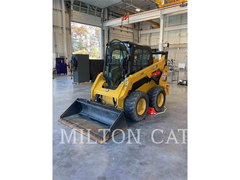 CAT 242D3 لوادر انزلاقية التوجيه