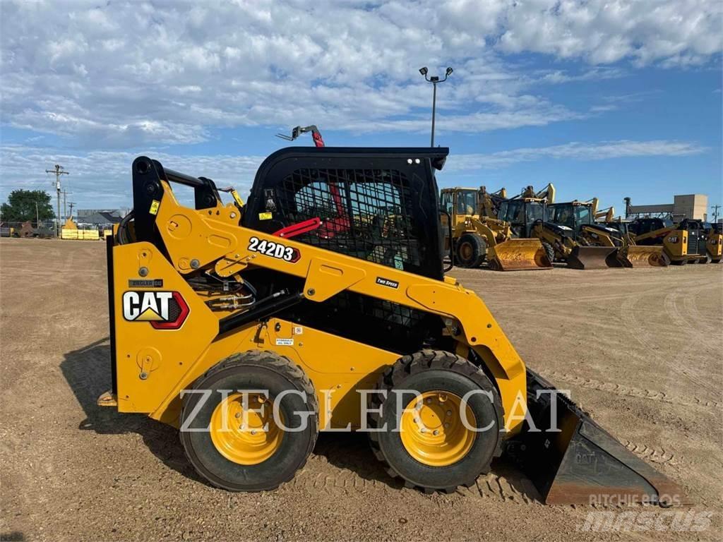 CAT 242D3 لوادر انزلاقية التوجيه