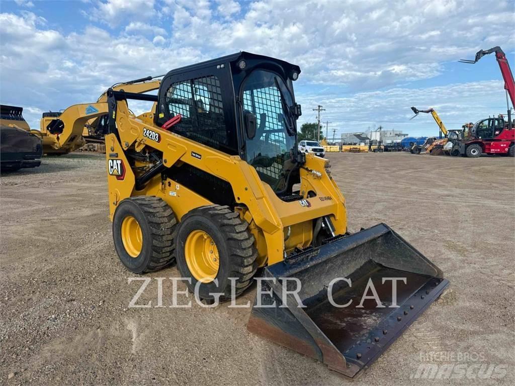 CAT 242D3 لوادر انزلاقية التوجيه