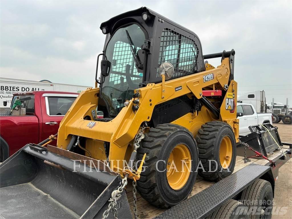 CAT 242D3 لوادر انزلاقية التوجيه