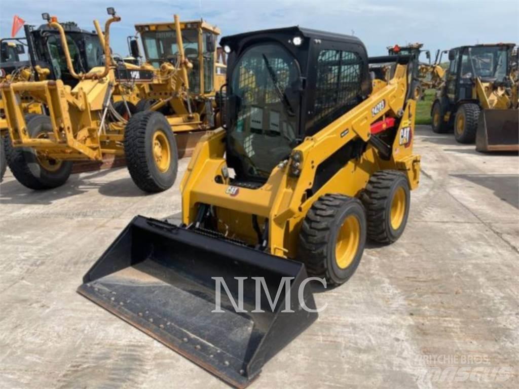 CAT 242D3 لوادر انزلاقية التوجيه