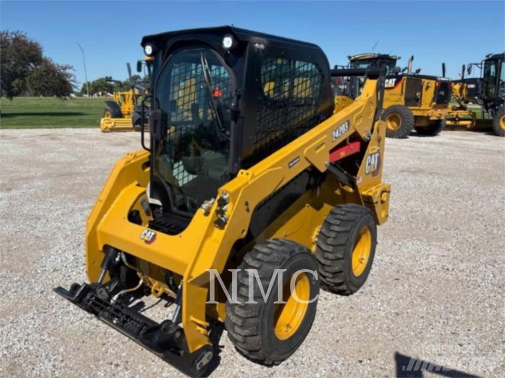 CAT 242D3 لوادر انزلاقية التوجيه