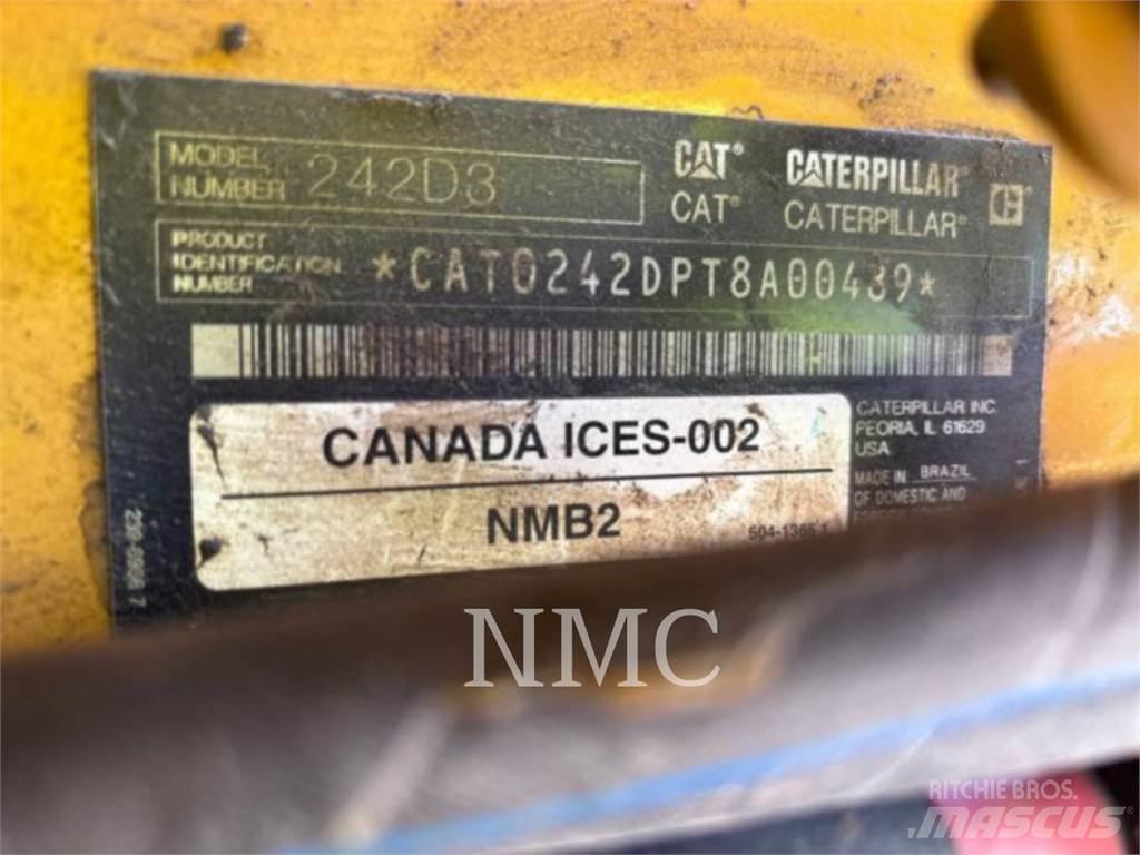 CAT 242D3 لوادر انزلاقية التوجيه