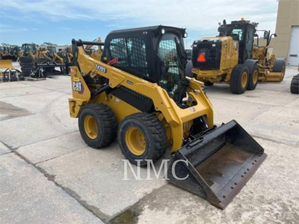 CAT 242D3 لوادر انزلاقية التوجيه