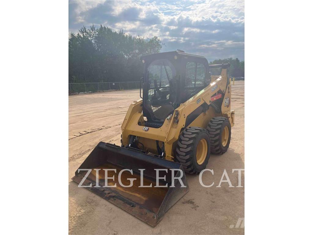 CAT 242D3 لوادر انزلاقية التوجيه
