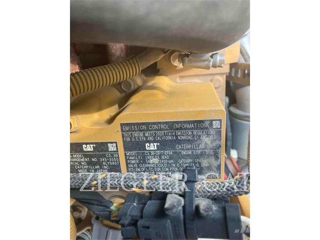 CAT 242D3 لوادر انزلاقية التوجيه