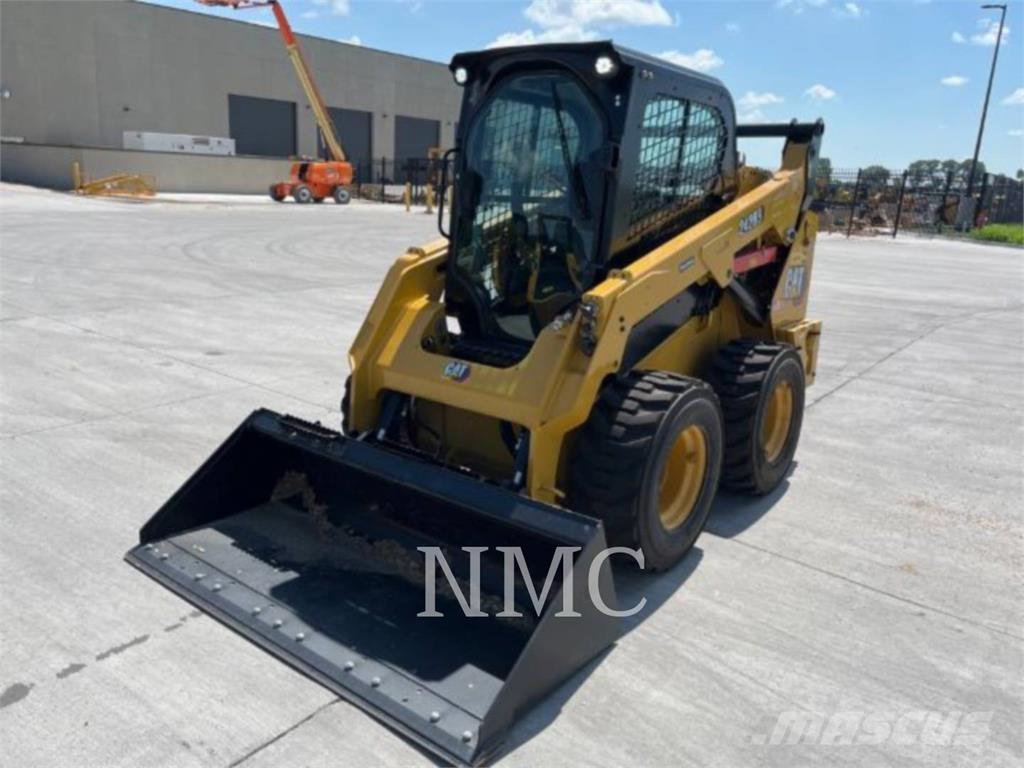 CAT 242D3 لوادر انزلاقية التوجيه