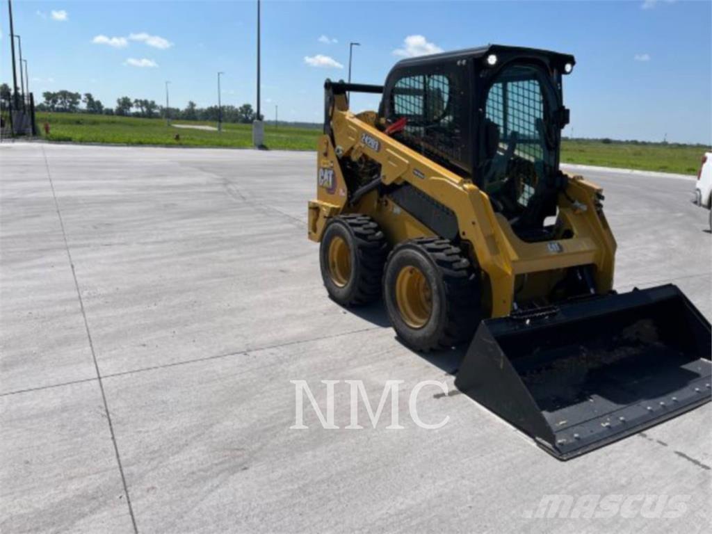 CAT 242D3 لوادر انزلاقية التوجيه
