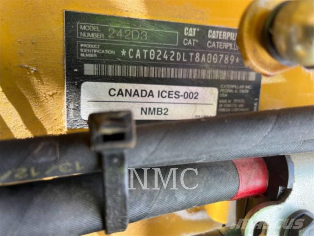 CAT 242D3 لوادر انزلاقية التوجيه