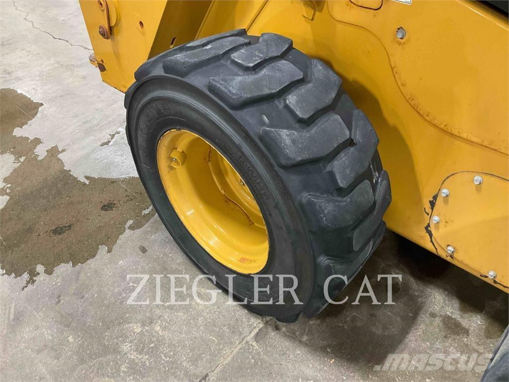 CAT 242D3 لوادر انزلاقية التوجيه