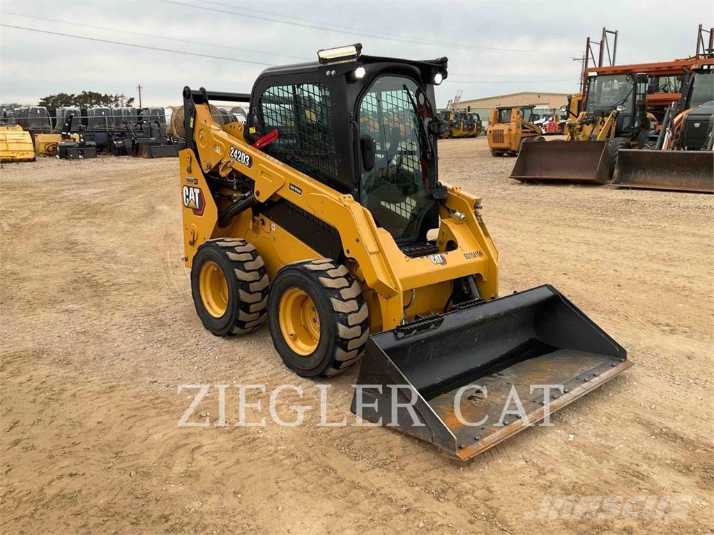 CAT 242D3 لوادر انزلاقية التوجيه