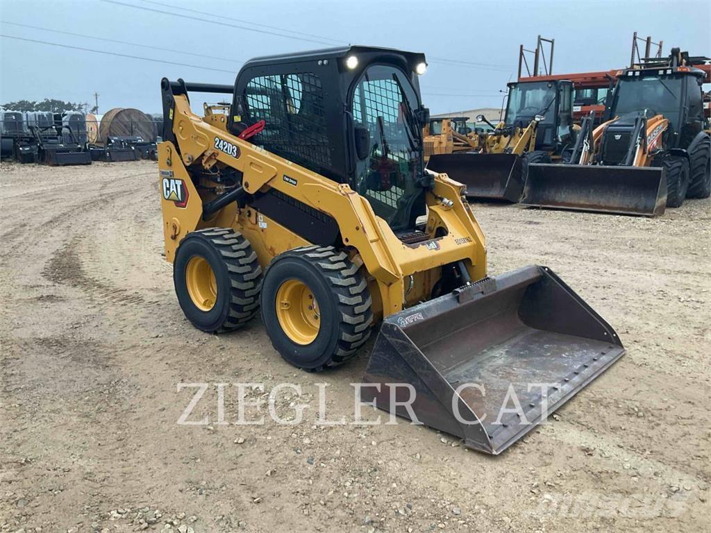 CAT 242D3 لوادر انزلاقية التوجيه