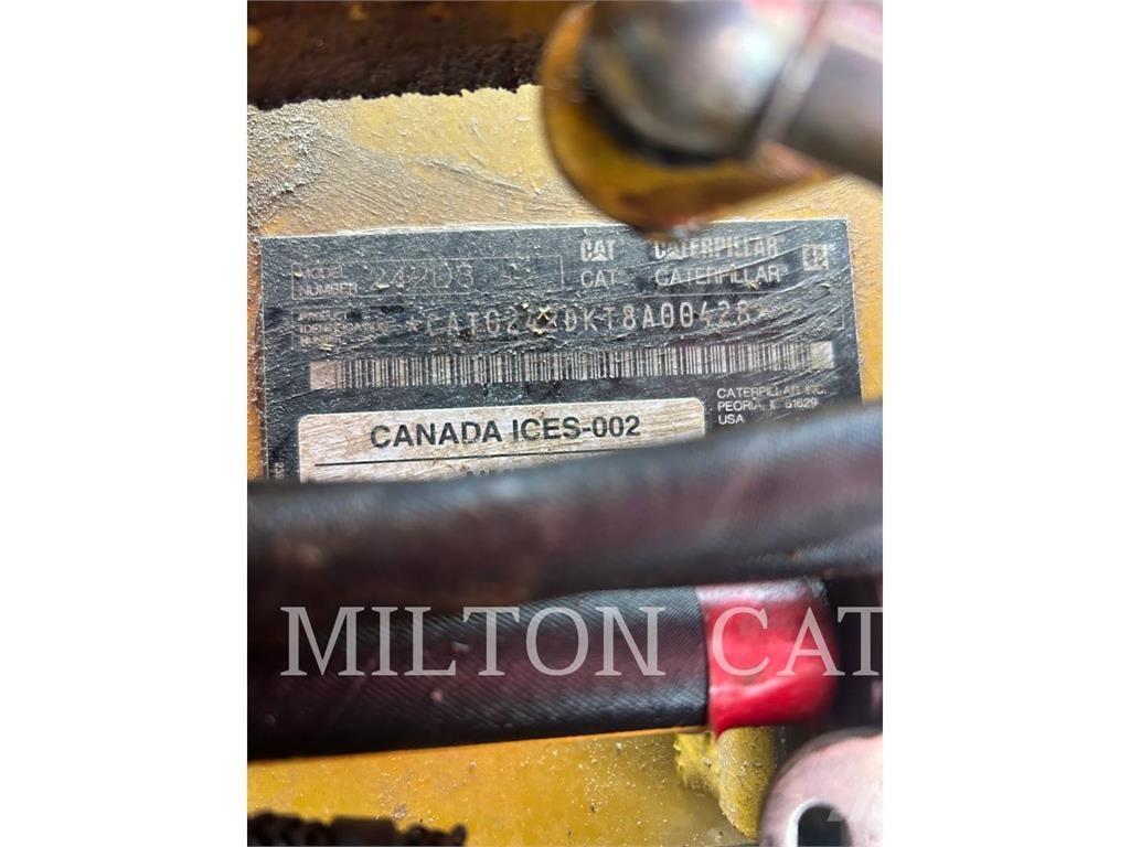 CAT 242D3 لوادر انزلاقية التوجيه