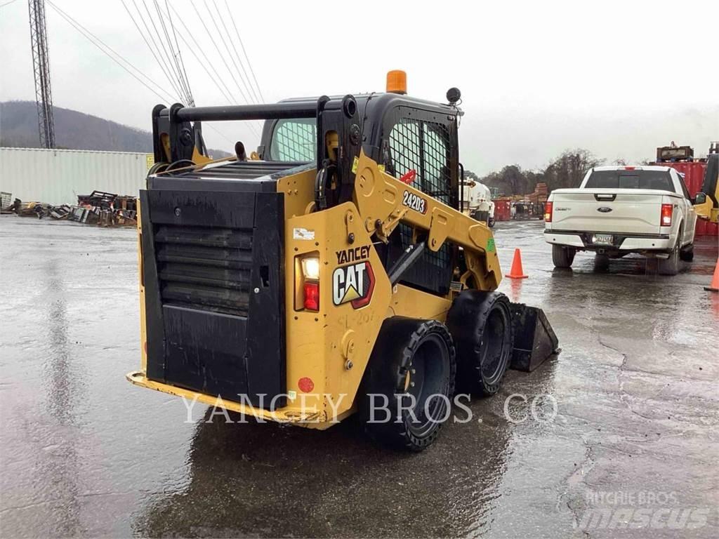CAT 242D3 AC لوادر انزلاقية التوجيه
