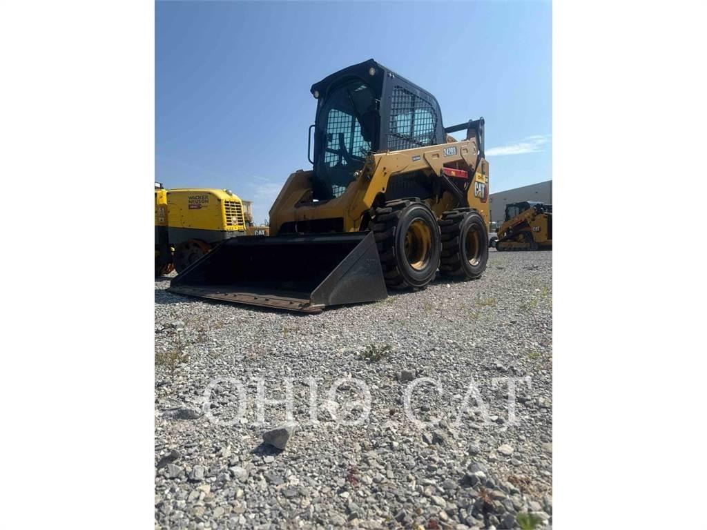 CAT 242D3 C3H2 لوادر انزلاقية التوجيه