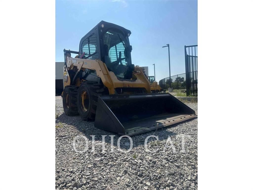 CAT 242D3 C3H2 لوادر انزلاقية التوجيه