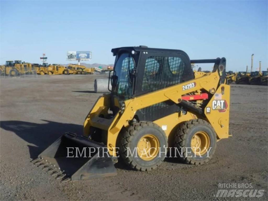 CAT 242D3 CA لوادر انزلاقية التوجيه