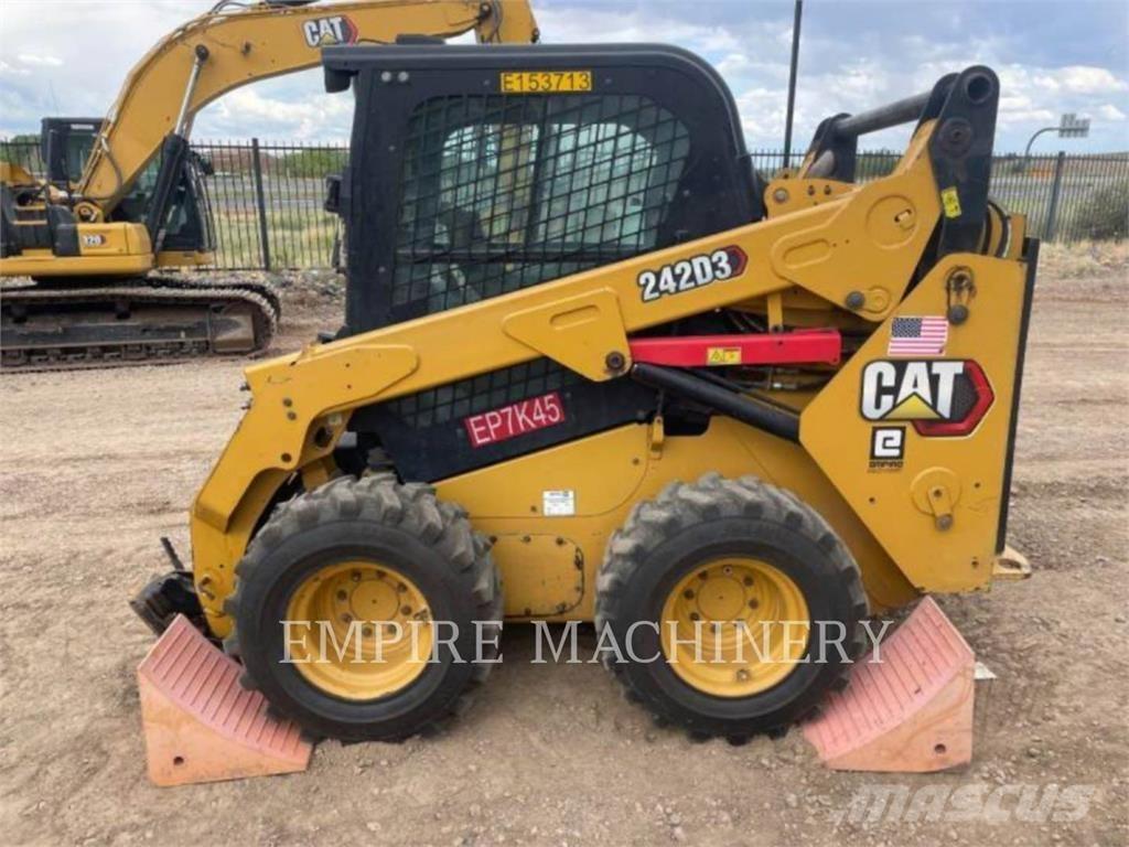 CAT 242D3 CA لوادر انزلاقية التوجيه