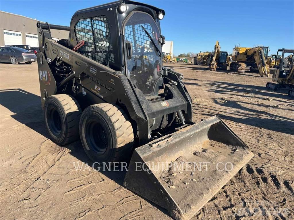 CAT 242D3 HF لوادر انزلاقية التوجيه