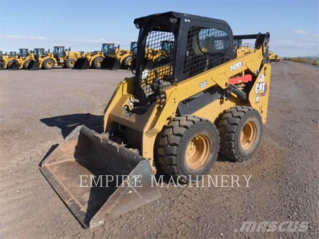 CAT 242D3 HF لوادر انزلاقية التوجيه