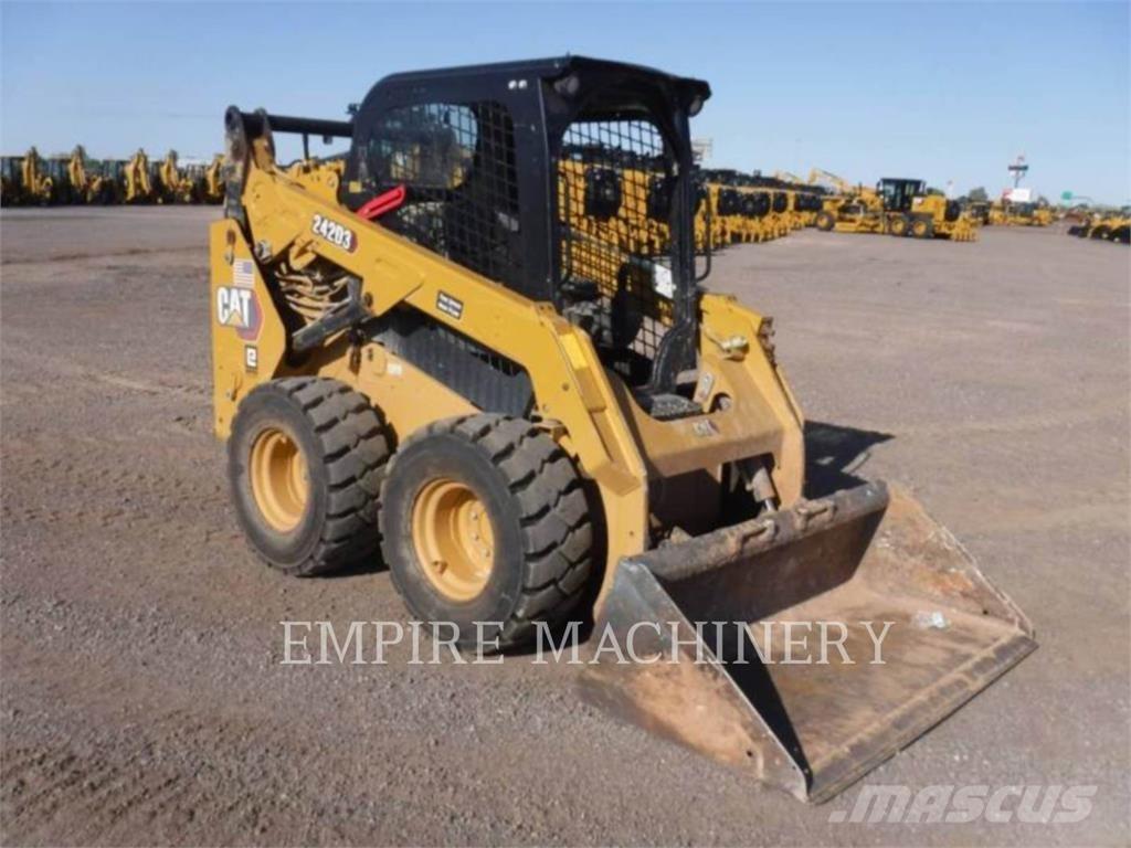 CAT 242D3 HF لوادر انزلاقية التوجيه