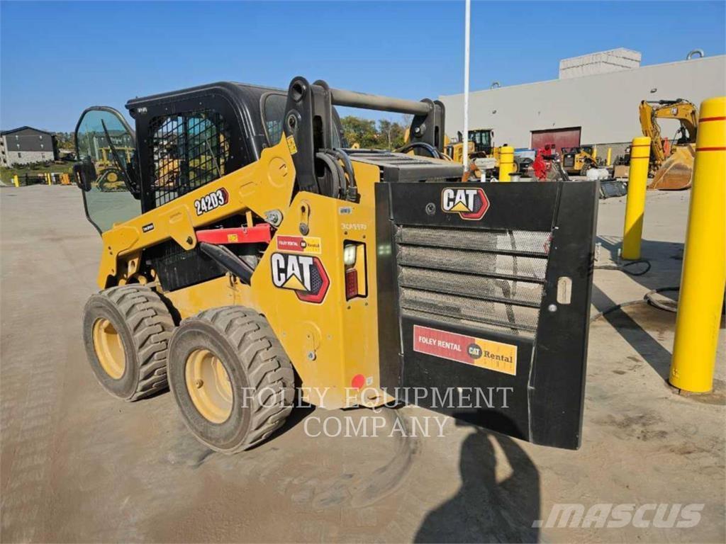 CAT 242D3STD2C لوادر انزلاقية التوجيه