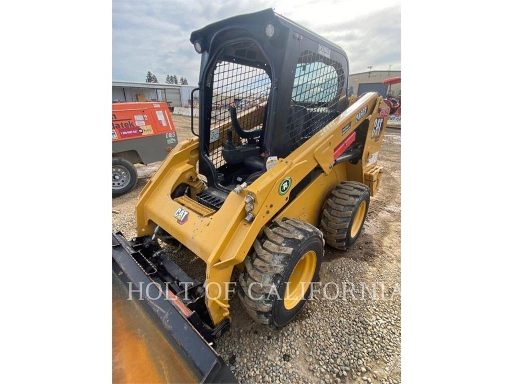 CAT 246 HF لوادر انزلاقية التوجيه