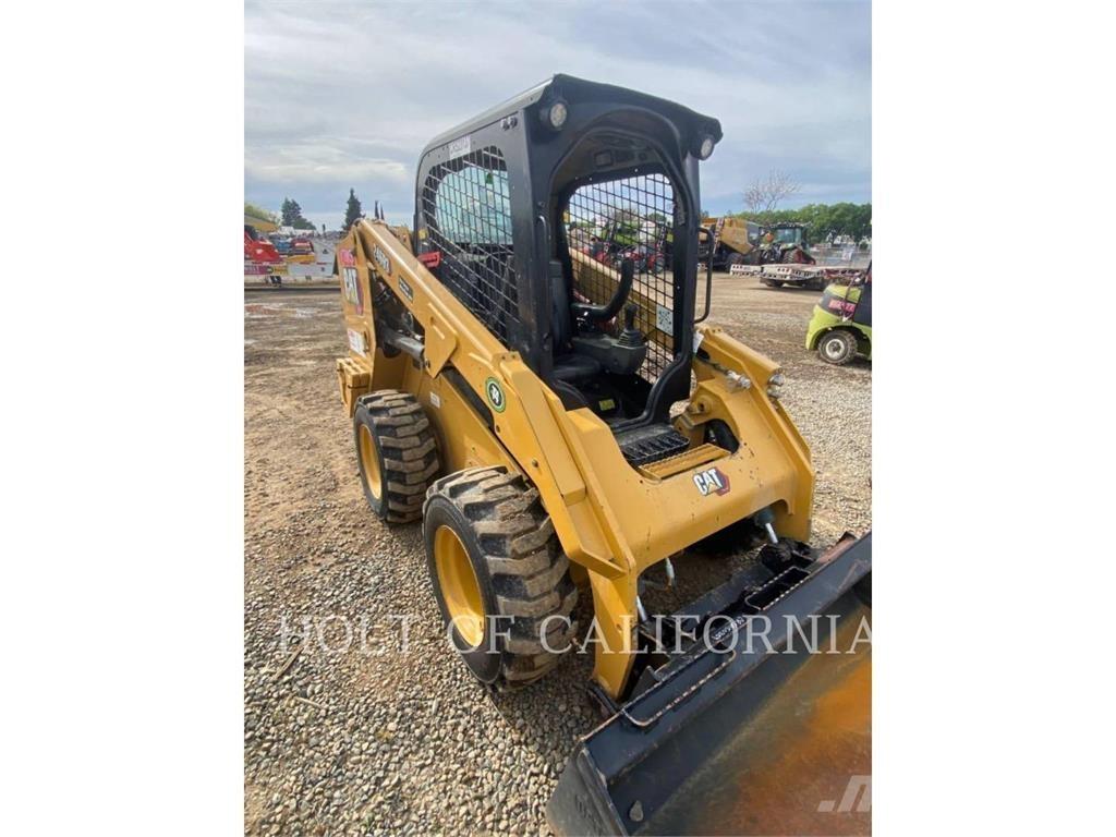 CAT 246 HF لوادر انزلاقية التوجيه
