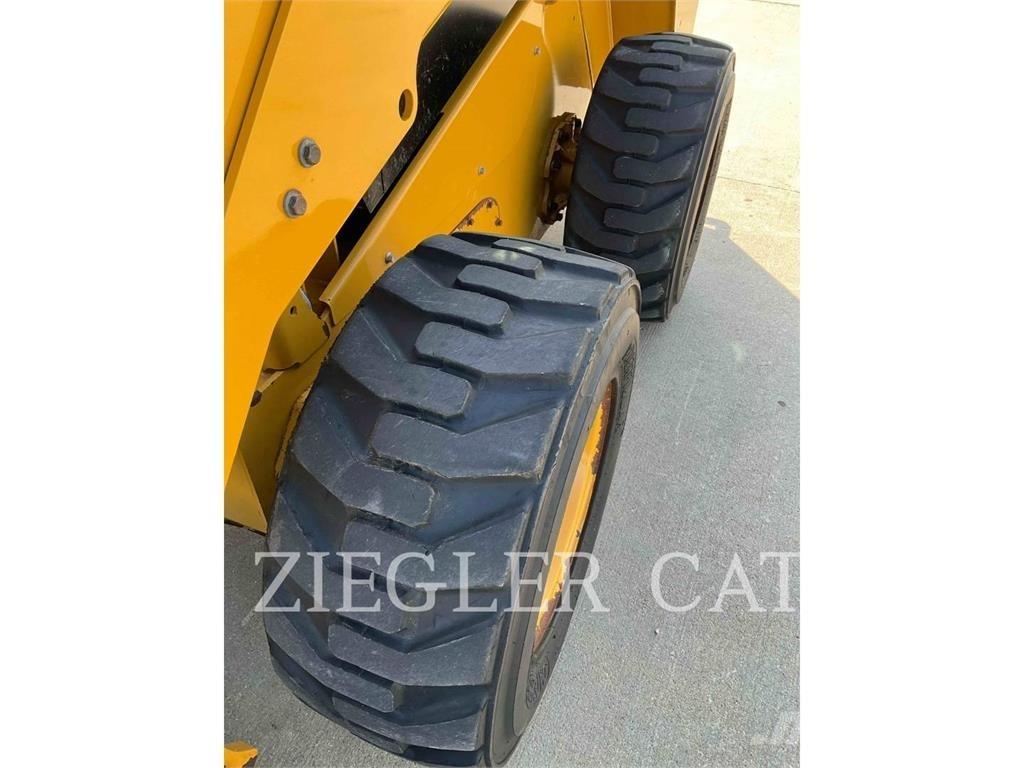 CAT 246D لوادر انزلاقية التوجيه