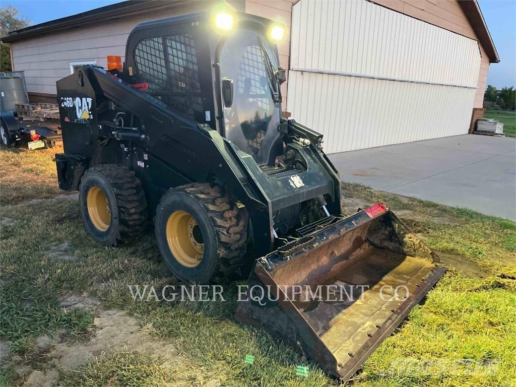 CAT 246D لوادر انزلاقية التوجيه