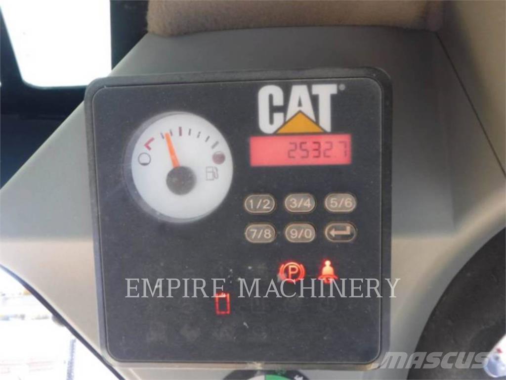 CAT 246D لوادر انزلاقية التوجيه