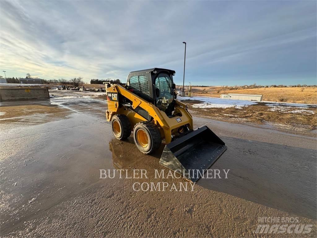 CAT 246D C3H2 لوادر انزلاقية التوجيه