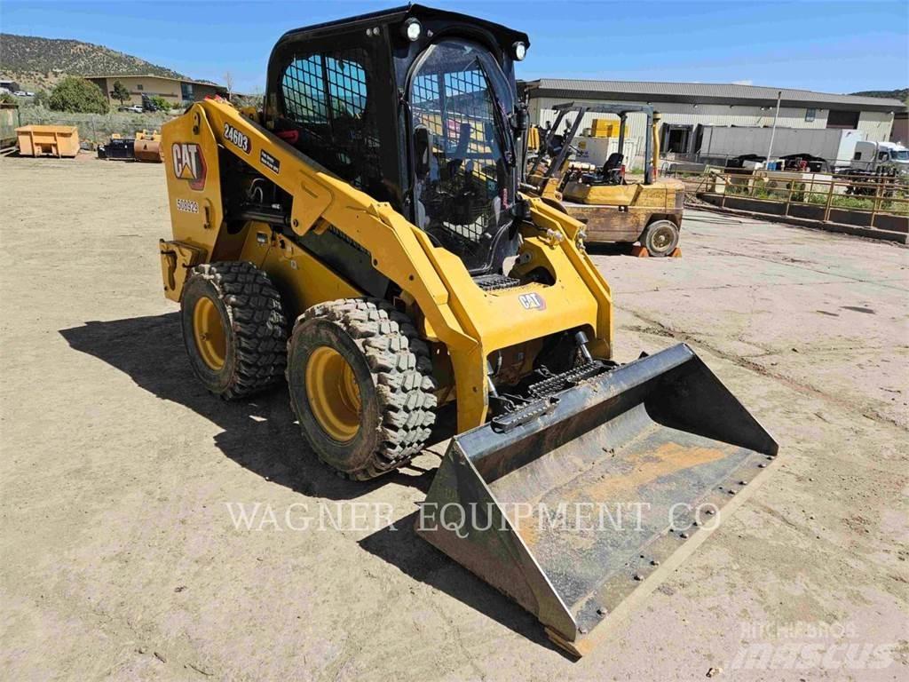 CAT 246D3 لوادر انزلاقية التوجيه